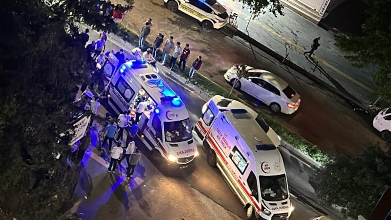 Diyarbakır'da motorkurye yayalara çarptı: 3 yaralı