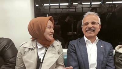 Abdulkadir Uraloğlu, Marmaray'da vatandaşlarla sohbet etti