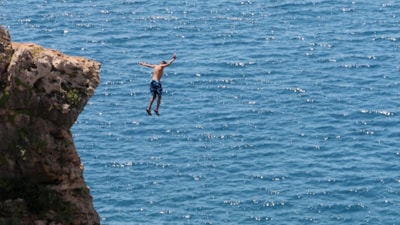 Antalya'da 30 metrelik falezlerden denize tehlikeli atlayış