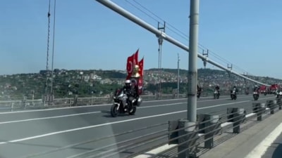 15 Temmuz Şehitler Köprüsü'nde Atatürk heykeliyle motosiklet korteji