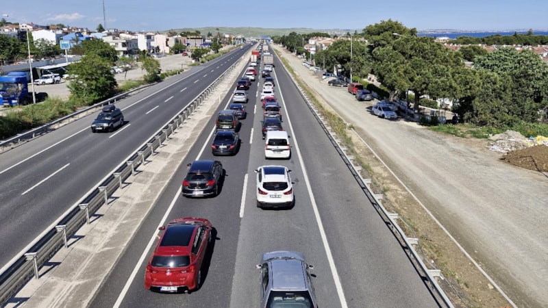 Tekirdağ-İstanbul karayolunda tatil dönüşü yoğunluğu