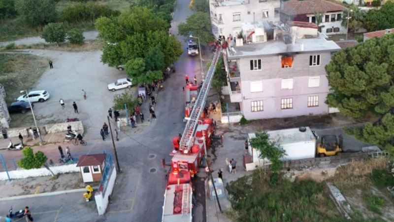 Muğla'da vatandaşlar yangından çatıya çıkarak kurtuldular