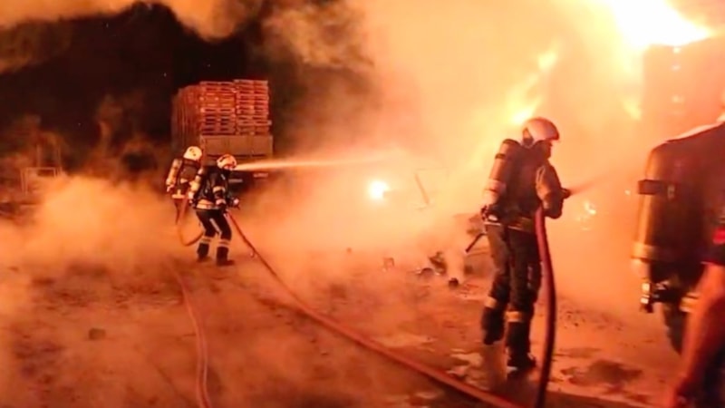 Kocaeli'de palet deposunda yangın paniği