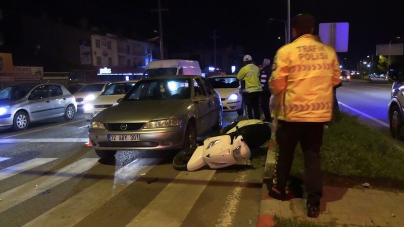 Kütahya'da motosiklet 2 otomobile çarptı: 1 yaralı