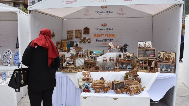 Afyonkahisar'da hoşuna giden her objenin minyatürünü yapıyor