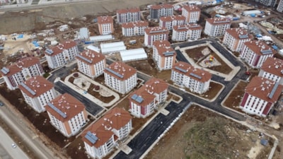 Deprem bölgesinde konutlar yükseliyor: Murat Kurum depremzede aileye misafir oldu