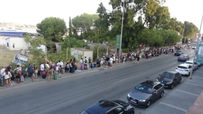 Çeşme'de Yunan adalarına tatile gitmek isteyenler uzun kuyruklar oluşturdu