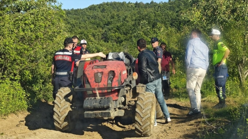 Bursa'da babasının kullandığı traktörün altında kalan çocuk can verdi
