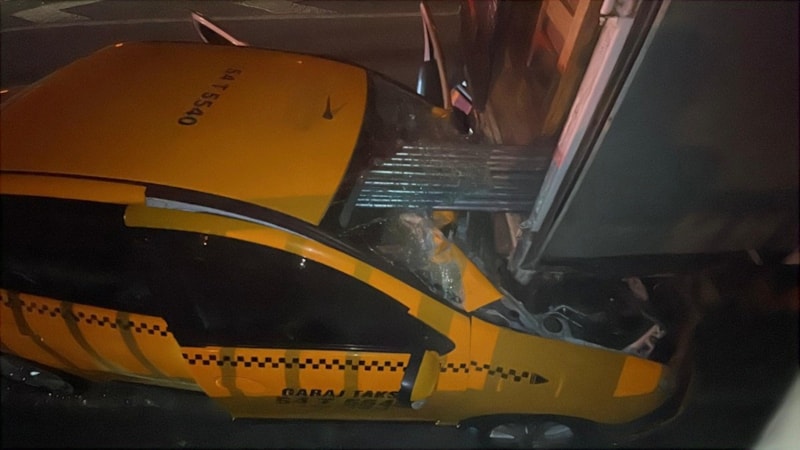 Sakarya'da ticari taksi, kamyonete ok gibi saplandı: 1 ölü, 1 yaralı