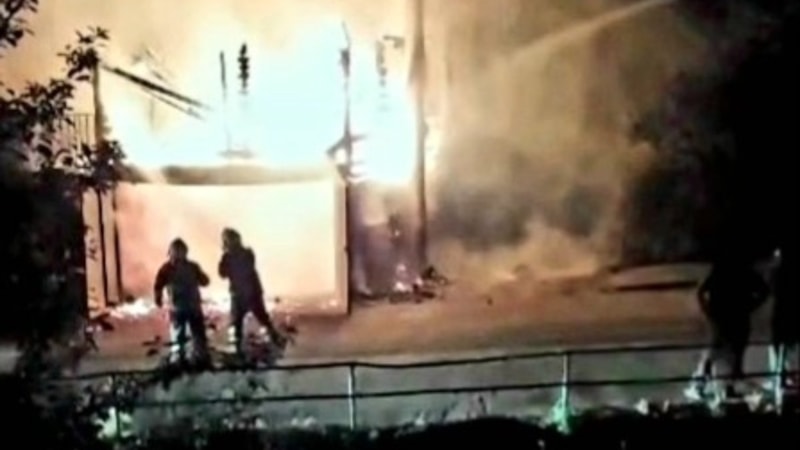 Karabük'te evin önündeki garaj alevlere teslim oldu