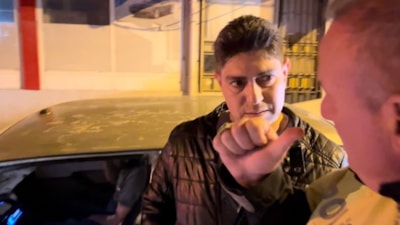 Bursa'da alkollü sürücü yakalanınca içkisini içmeye devam etti