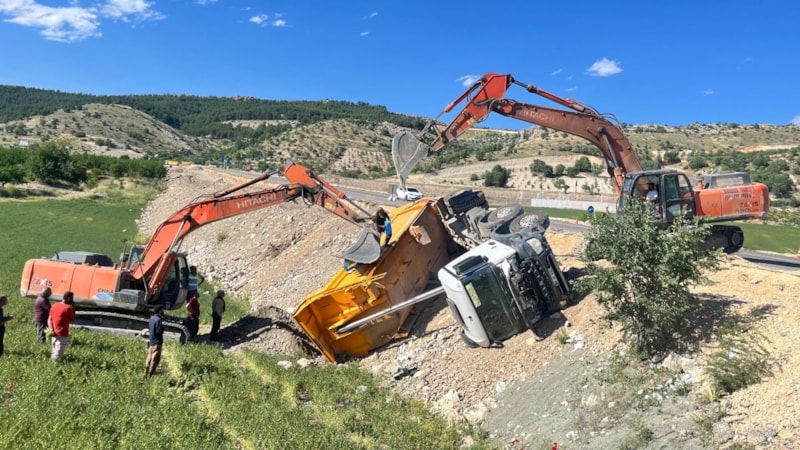 Adıyaman'da hafriyat kamyonu devrildi: 1 yaralı