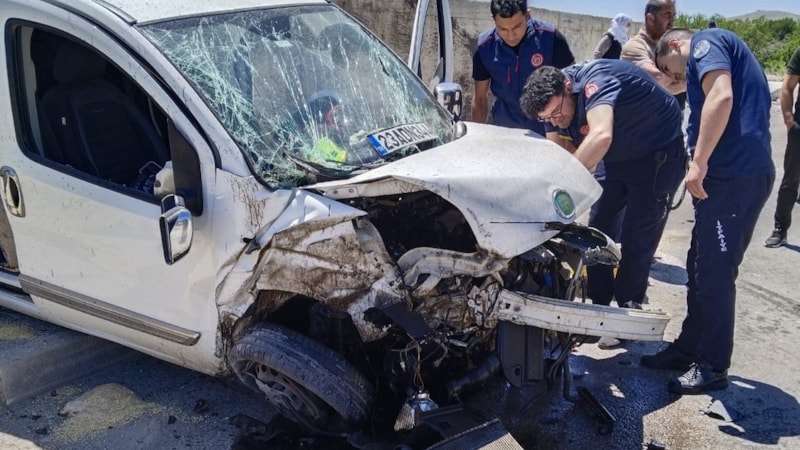 Elazığ'da duvara çarpan hafif ticari aracın sürücüsü öldü