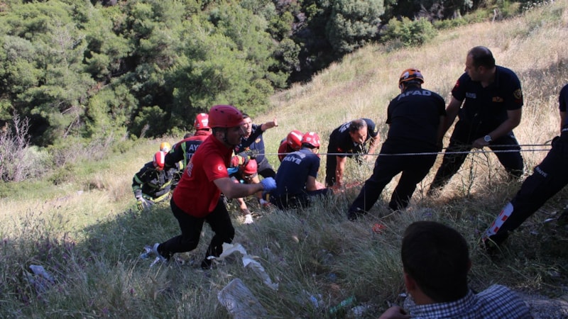 Aydın'da virajı alamayan motosiklet sürücüsü uçuruma yuvarlandı