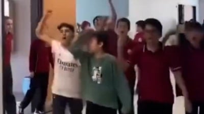 Manisa'da küçük çocuklardan 'Ali Koç istifa' tezahüratları