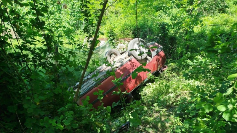 Sakarya'da otomobil şarampole devrildi: 2 yaralı