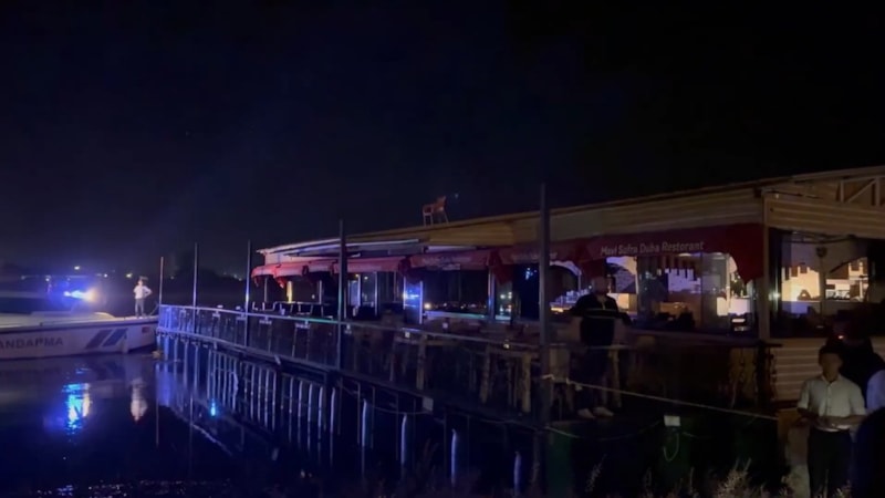 Fırat Nehri'nde duba restoranın halatının kopması paniğe neden oldu
