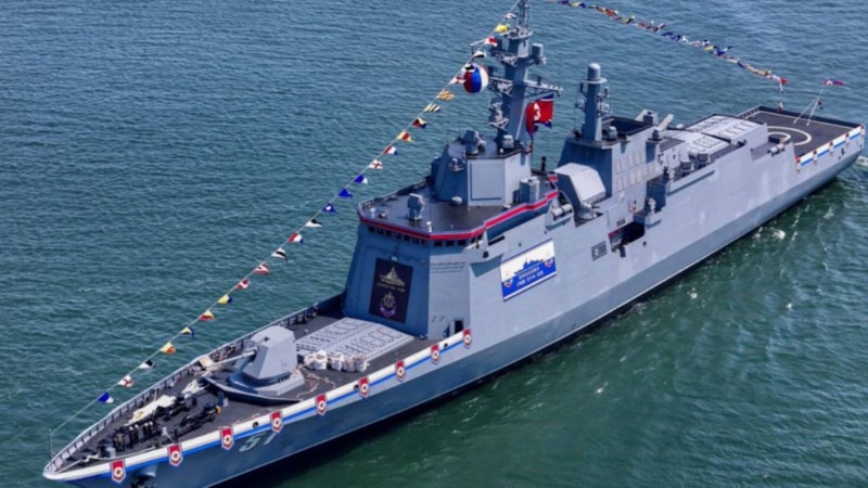 Kuzey Kore'de savaş gemisi suya indirilirken kızağından düştü