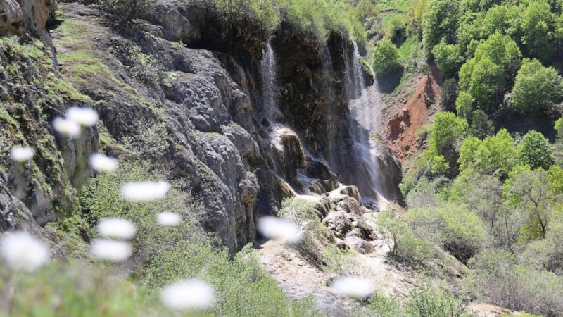 Manisa'da Dipsiz Göl Şelalesi ziyaretçilerini bekliyor