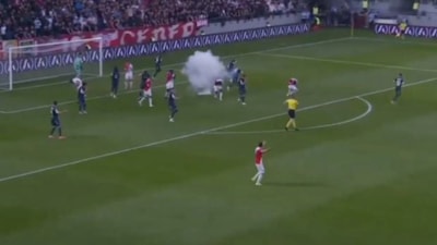 Sırbistan'da final maçında sahaya patlayıcı madde atıldı