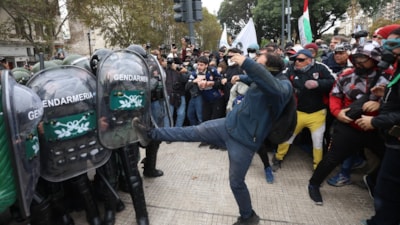 Arjantin'de emekli maaşına zam protestolarında polis şiddeti