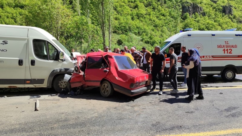 Erzurum'da minibüsle çarpışan Tofaş hurdaya döndü: 1 ölü, 1 ağır yaralı