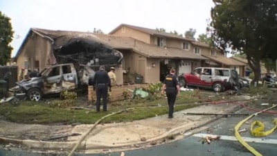 ABD'de küçük uçak yerleşim yerine düştü