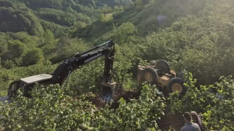 Zonguldak'ta iş makinası şarampole devrildi: Operatör atlayarak kurtuldu