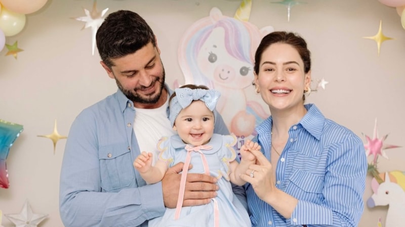 Berk Oktay ve Yıldız Çağrı Atiksoy kızlarının yüzünü gösterdi