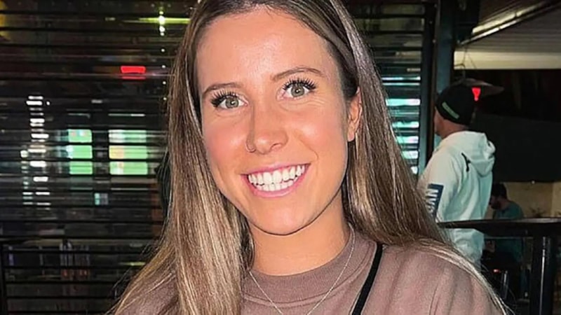 Avustralya'da cinsiyetçi sözler söyleyen erkek arkadaşını yaktı