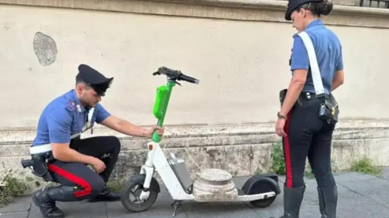 Alman turist antik Roma eserini e-scooter ile kaçırdı