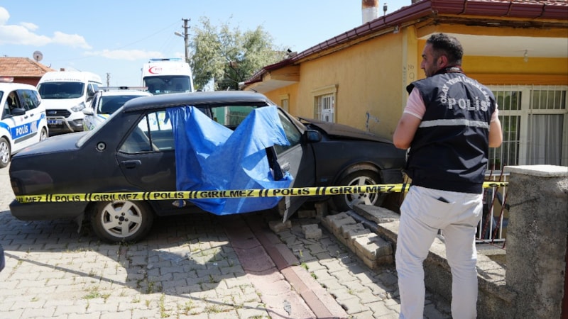 Kırıkkale'de sürücüsü kalp krizi geçiren araç, eve girdi