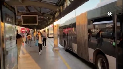 İstanbul Avcılar'da arızalanan metrobüsün yolcuları bir sonraki durağa yürüdü