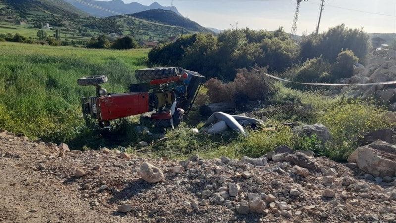Burdur'da devrilen traktörün altında kalan çocuk can verdi