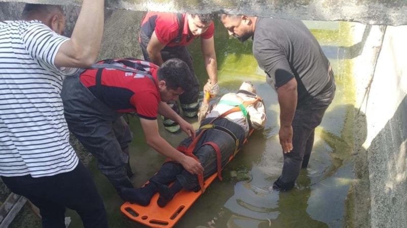 Mersin'de üzerinden geçmeye çalıştığı sulama kanalına düştü