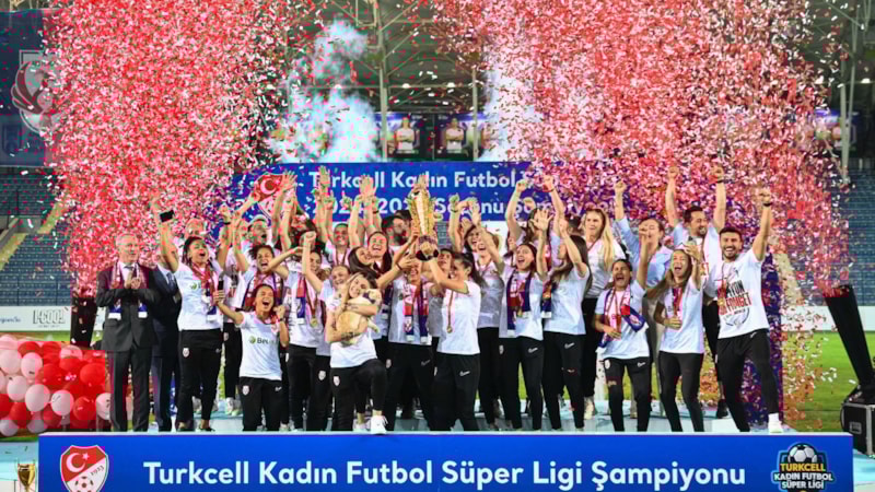 Ankara Büyükşehir Belediyesi FOMGET, şampiyonluk kupasını kaldırdı