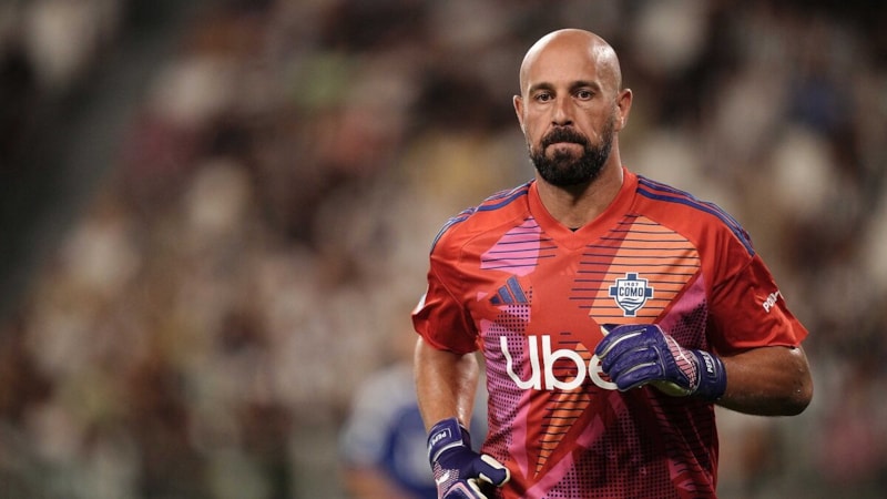 Pepe Reina, kariyerinin son maçında kırmızı kart gördü