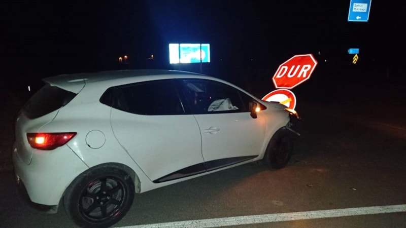 Kütahya'da ehliyetsiz ve alkollü sürücü 'dur' levhasına çarptı