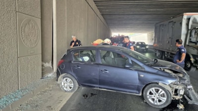 Manisa'da lastiği patlayan otomobil tünel duvarına çarptı