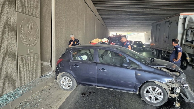 Manisa'da lastiği patlayan otomobil tünel duvarına çarptı