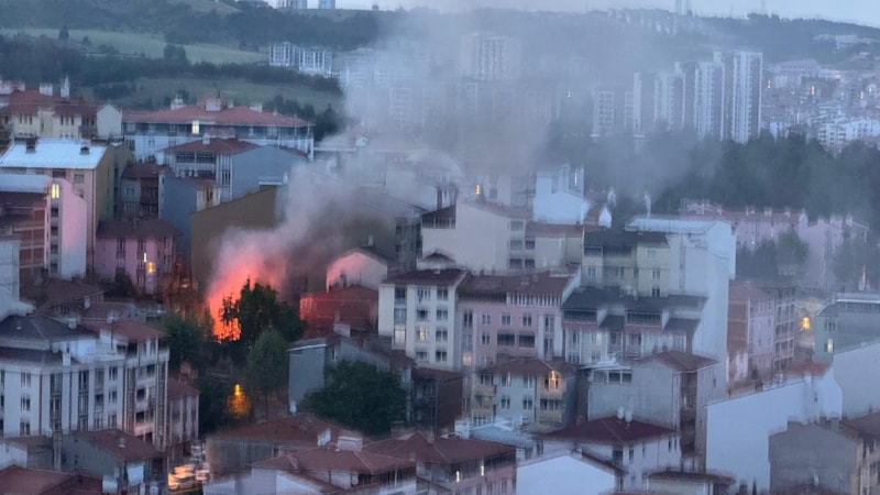 Bilecik'te çıkan yangında dumanlar gökyüzünü kapladı