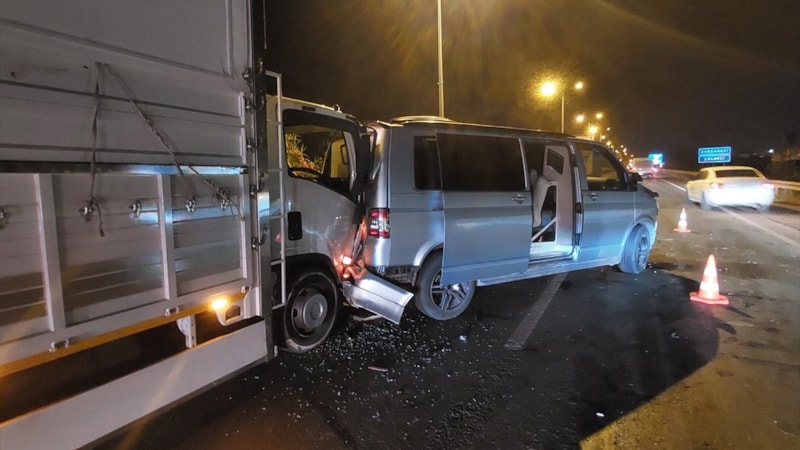 Antalya'da 5 aracın karıştığı zincirleme kazada 3 kişi yaralandı