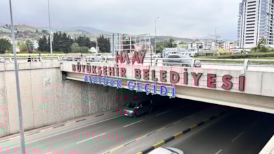 Hatay'da ortadan kaybolan 'T' harflerinin bulunduğu tabelalar yenilendi