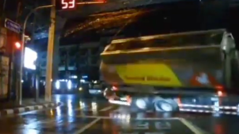 Tayland’da tanker kazası: 600 litre benzin yola döküldü