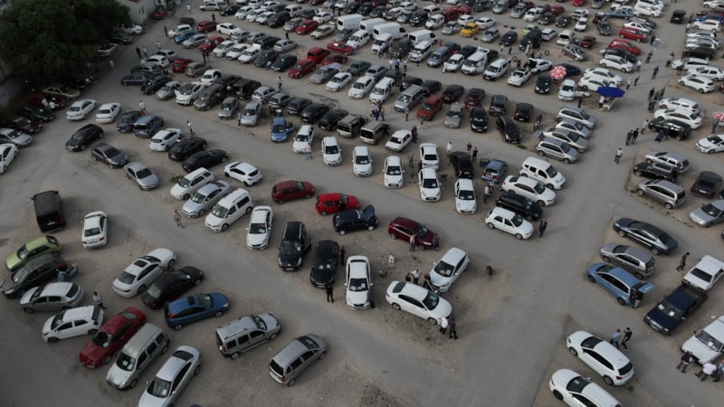 Bursa'da ikinci el oto pazarında bayram havası