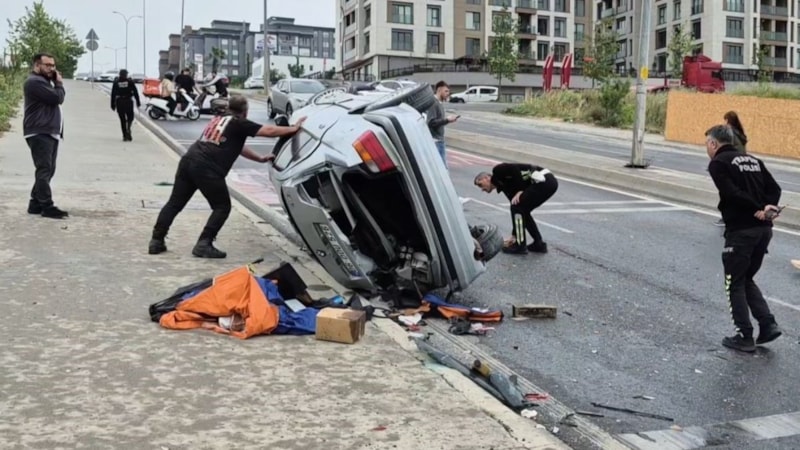 İstanbul'da kontrolden çıkan araç ters şeride daldı