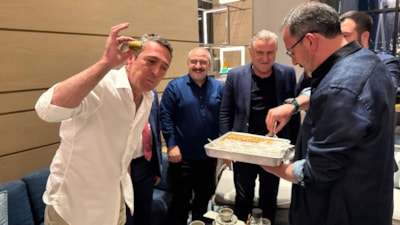 Final maçı öncesinde Ali Koç'a baklava ikramı