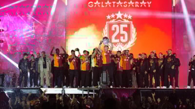 Galatasaray şampiyonluk kupasını kaldırdı