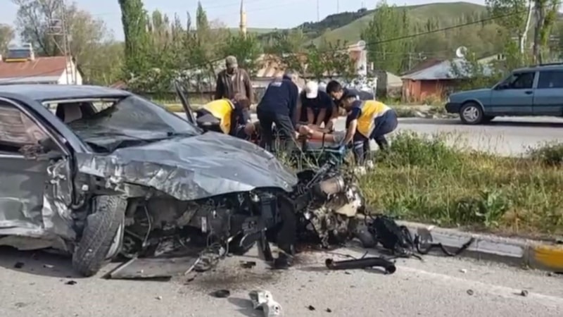 Sivas'ta kazada otomobil hurdaya döndü