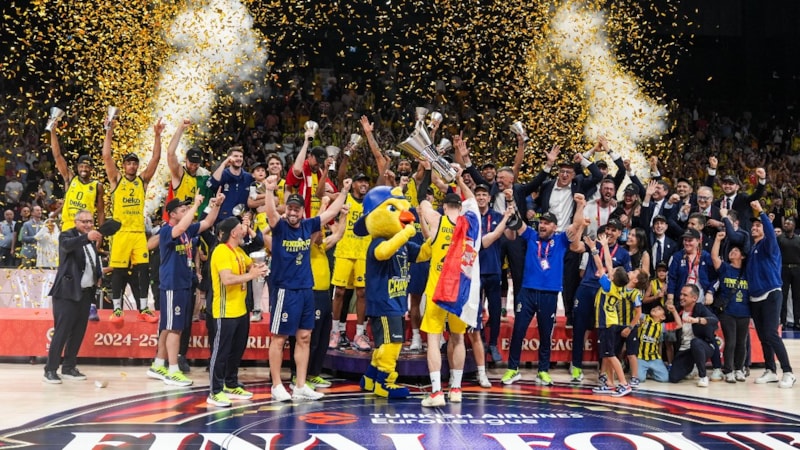 Fenerbahçe basketbolcuları EuroLeague şampiyonluğunu değerlendirdi